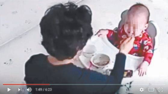피해 아기 부모가 공개한 CCTV 영상에는 아이돌보미 김모(58)씨가 뺨과 머리를 때리고, 입에 강제로 밥을 밀어넣자 자지러지듯 울며 괴로워하는 아기의 모습이 담겼다. [유튜브 영상 캡쳐]