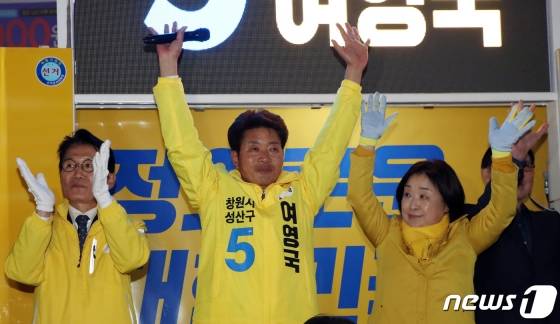 4.3보궐선거를 하루 앞둔 2일 여영국 더불어민주당-정의당 창원성산 단일후보가 경남 창원시 성산구 유탑사거리에서 열린 마지막 유세에서 지지를 호소하고 있다./사진=뉴스1