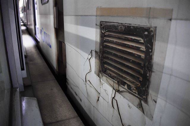 174편성의 배기구 주변이 심하게 갈라져 있다.