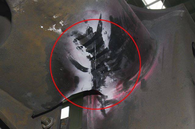 지난 2017년 9월 정밀검사를 위해 경기 고양시 지축차량기지에 입고된 전동차 대차틀에서 발견된 균열(붉은 원 안 세로 흰 줄). 위 구조도상 2번 박스. 서울교통공사 노동조합 제공