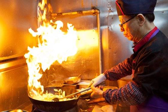 복성루는 주문이 들어와야 짬뽕을 만든다. 정우덕 사장이 센불에 짬뽕을 볶는 모습. 최승표 기자