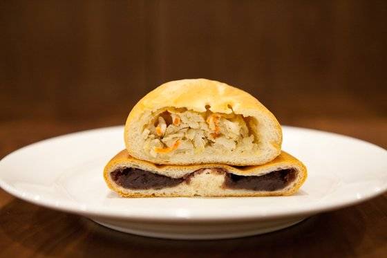 이성당에서 주말이면 각각 1만5000개 가까이 팔리는 단팥빵과 야채빵. 최승표 기자