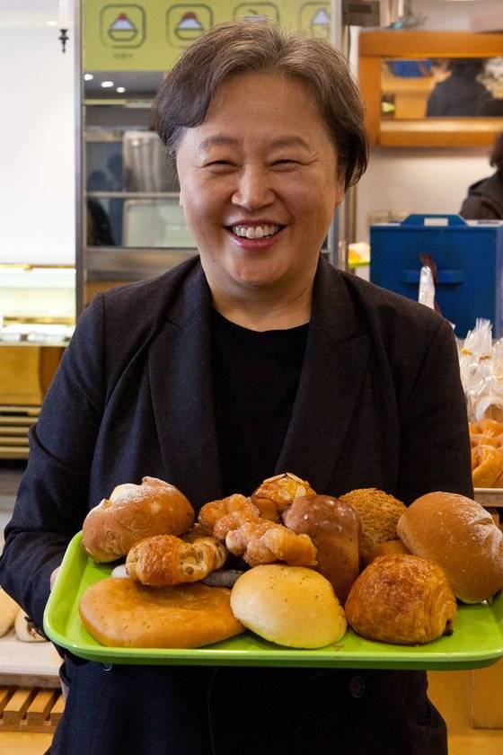 군산 이성당 본점에서는 200종 빵을 판다. 김현주 사장이 다양한 빵을 들어보이고 있다. 최승표 기자