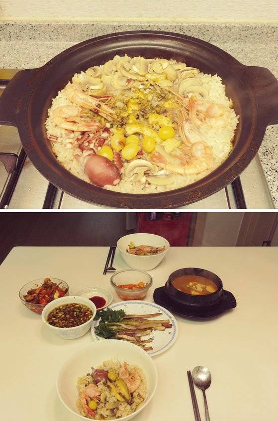 완성된 전복돌솥밥(위). 전복돌솥밥에 청국장과 데친 두릅을 곁들여 봄맞이 저녁상을 차렸다(아래). [사진 민국홍]