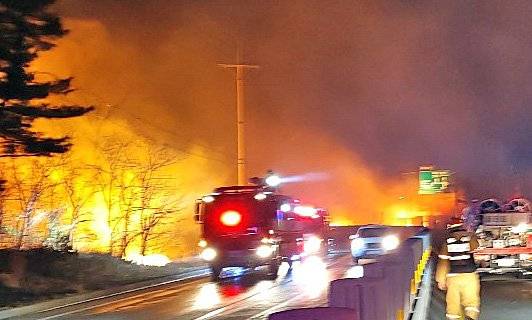 4일 오후 7시 17분께 강원 고성군 토성면 원암리 일대 산에서 불이나 소방대원이 진화작업을 하고 있다 [강원도 소방본부 제공]