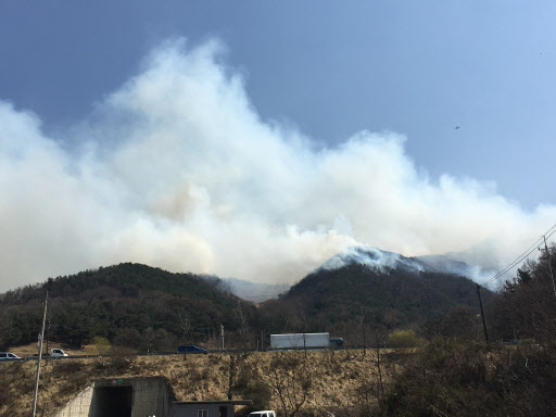 <사진설명> 아산 설화산에서 발생한 산불. [연합뉴스]