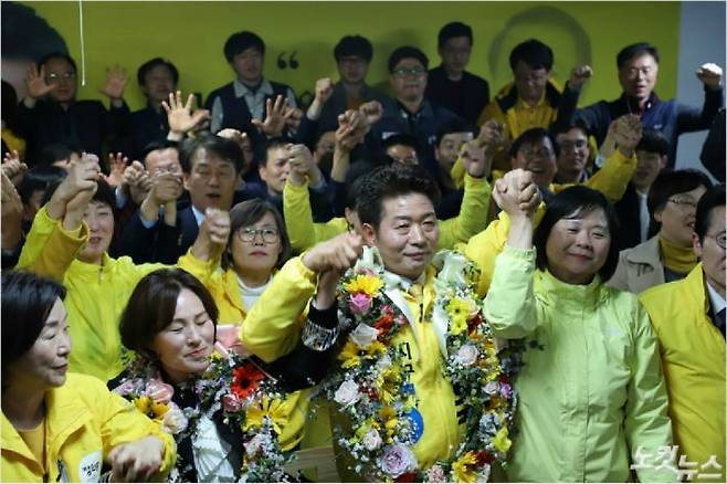 4.3 국회의원 보궐선거 창원성산 지역구에서 정의당 여영국 후보가 막판 대역전극을 펼치며 504차로 당선됐다. (부산 CBS)