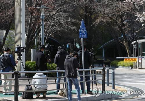 검찰, 김학의 전 차관 자택 압수수색 (서울=연합뉴스) 이지은 기자 = 김학의 전 법무부 차관의 뇌물수수·성범죄 의혹을 수사하는 검찰이 김 전 차관의 자택을 압수수색한 가운데 4일 오후 서울 광진구 김 전 차관의 자택 앞에서 취재진이 검찰을 기다리고 있다.  jieunlee@yna.co.kr