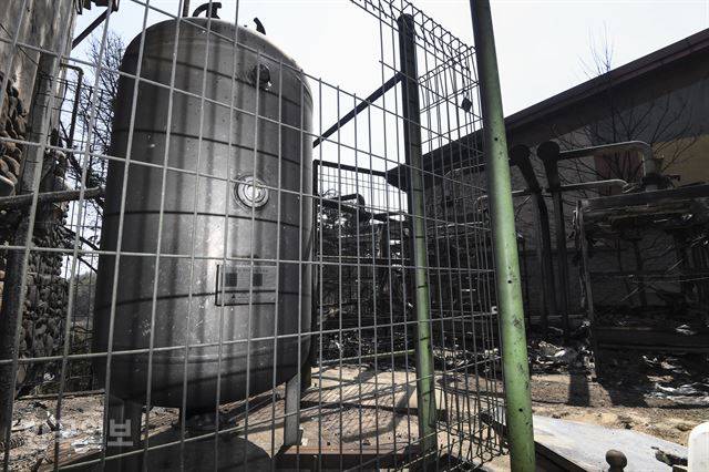 강원 고성 산불이 옮겨 붙어 전소 된 한화리조트 내 한 식당의 가스(LPG) 탱크. 가스 공급을 사전에 차단해 폭발하지 않은 것으로 보인다. 이한호 기자