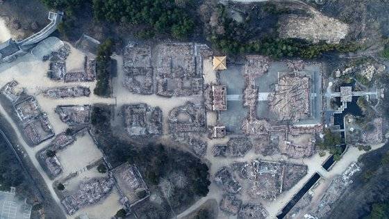 5일 오전 전날 강원도 고성군 토성면에서 시작된 산불로 속초시 대조영 세트장이 불에 타 무너져 있다. [연합뉴스]