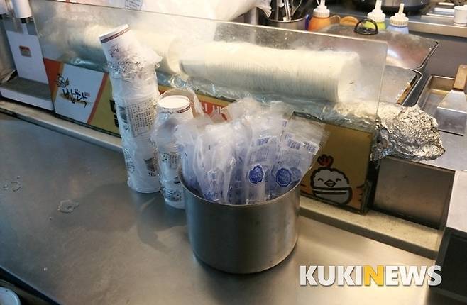 일회용 종이컵과 숟가락, 다회용 컵과 식기를 쓰려면 인건비가 더 들어간다.