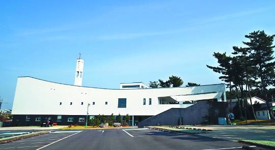 제주중앙교회는 1951년 6·25전쟁 피난민이 육지에서 몰려들면서 조직 교회로 뿌리를 내렸다. 당시 피난민은 해군 상륙작전함(LST) 등을 타고 입도했다. 그들은 천막 교회를 세우고 하나님께 감사했다. 지금의 교회는 2013년 신축한 것으로 구원 방주와 LST를 형상화했다.