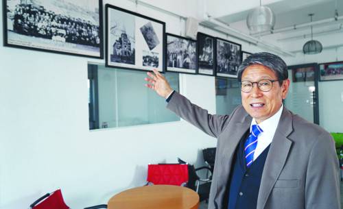 지난달 29일 제주중앙교회 박종호 담임목사가 옛 교회 사진을 가리키며 교회 역사와 도인권 목사의 삶을 설명하고 있다.
