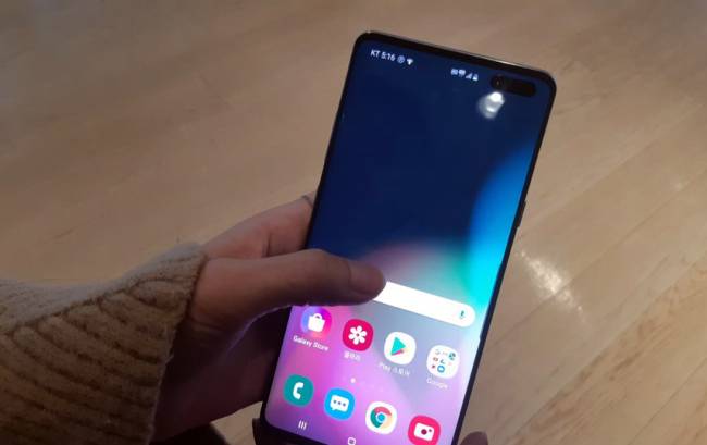 갤럭시S105G 스마트폰을 직접 사용해 본 모습 [출처 이정아 기자/dsun@]