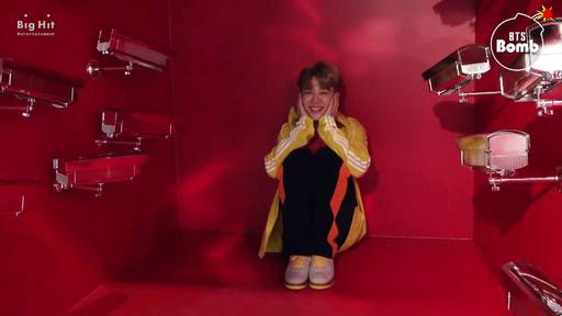 방탄소년단 지민이 귀엽고 깜찍한 포즈로 폴라로이드 사진을 찍고 있는 모습