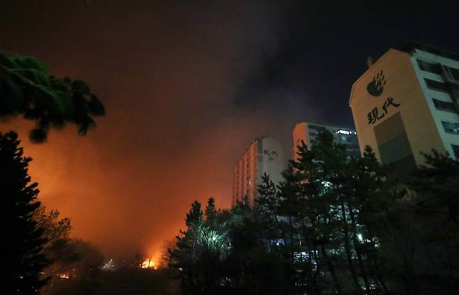 지난 4일 오후 7시 17분쯤 강원 고성군 토성면 원암리 한 주유소 맞은편 도로변 변압기에서 시작된 것으로 추정되는 불이 번져 속초시 교동 인근 아파트 단지까지 불길이 보이고 있다. 2019.4.4 연합뉴스 지난 4일 오후 7시 17분쯤 강원 고성군 토성면 원암리 한 주유소 맞은편 도로변 변압기에서 시작된 것으로 추정되는 불이 번져 속초시 교동 인근 아파트 단지까지 불길이 보이고 있다. 2019.4.4 연합뉴스