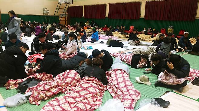 지난 4일 오후 7시 17분쯤 강원 고성군 토성면 원암리 일대 발생한 산불로 고성군 주민들이 임시대피소인 동광중 체육관으로 대피해 있다. 2019.4.5 연합뉴스 지난 4일 오후 7시 17분쯤 강원 고성군 토성면 원암리 일대 발생한 산불로 고성군 주민들이 임시대피소인 동광중 체육관으로 대피해 있다. 2019.4.5 연합뉴스