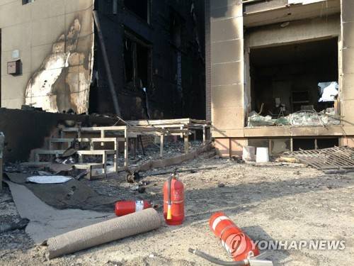 전쟁터 방불케 하는 산불 피해현장 (고성=연합뉴스) 최은지 기자 = 강원 고성·속초 일대 산불로 5일 오전 고성군 토성면 봉포리 한 펜션 부근이 깡그리 불에 탄 모습이다. chamse@yna.co.kr