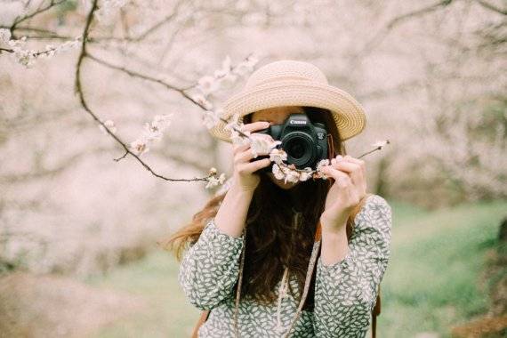 카메라, 모자, 벚꽃 등 소품을 활용한 촬영(출처: 캐논 블로그)