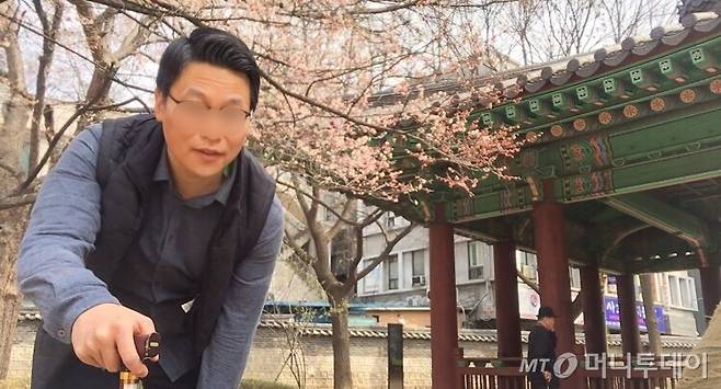 탑골공원에 활짝 핀 봄꽃을 배경으로 셀카를 찍었다. 돌 위에 스마트폰을 올려 놓고, 왔다 갔다 하며 찍느라 고생 했다. 어색한 미소를 지었더니, 팔자 주름이 더 깊어졌다. 왠지 얄밉게 나왔다. 사진을 다시 찍고 싶다./사진=남형도 기자