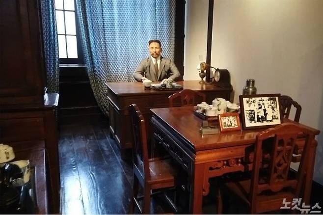 상하이 임시정부 청사 유적지 안에는 집무실에서 업무를 보고 있는 김구 선생의 모습이 복원 돼 있다. (사진=김세준 기자)