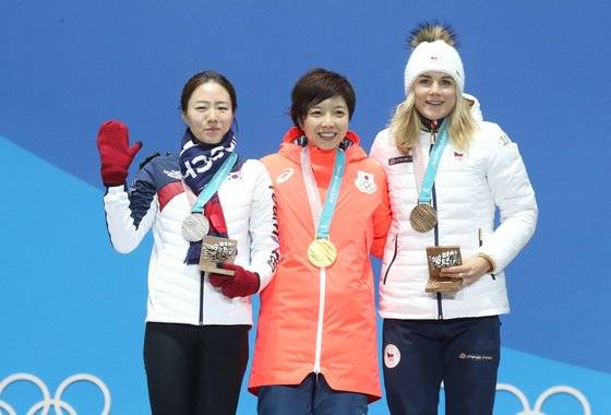 평창올림픽 시상식에서 나란히 시상대에 오른 이상화와 고다이라. [연합뉴스]