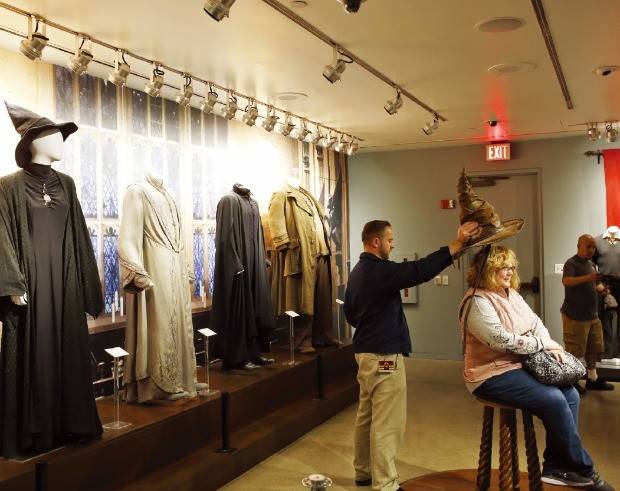 워너브라더스 스튜디오 투어 중 영화 해리포터의 한 장면을 재현하는 모습.