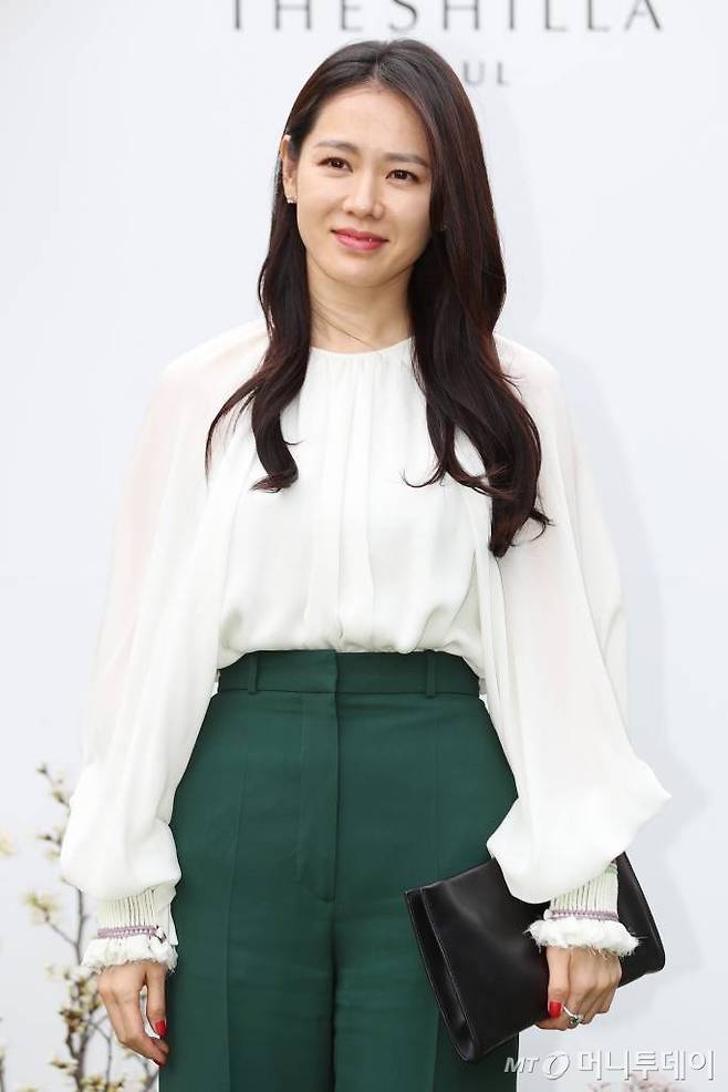 &nbsp;배우 손예진이 7일 오후 서울 중구 신라호텔에서 열리는 배우 이정현의 결혼식에 참석해 포즈를 취하고 있다./사진=이기범 기자