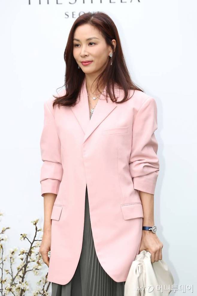 배우 고소영이 7일 오후 서울 중구 신라호텔에서 열리는 배우 이정현의 결혼식에 참석해 포즈를 취하고 있다./사진=이기범 기자