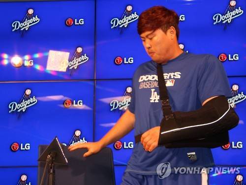 기자회견 나선 류현진…"잘 준비해 내년 복귀할 것" (로스앤젤레스=연합뉴스) 김종우 특파원 = 미국 프로야구 로스앤젤레스(LA) 다저스 류현진(28)이 22일(현지시간) 다저스타디움에서 열린 기자회견에 입장하고 있다.2015.5.23 jongwoo@yna.co.kr