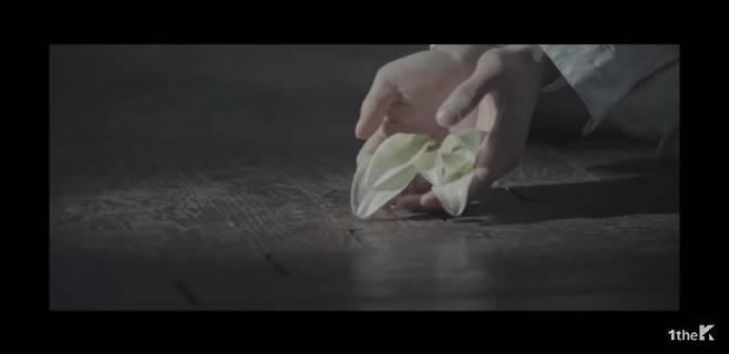 화양연화 시리즈 1부 타이틀곡 ‘I need you’ 뮤직비디오에서 석진이 스메랄도 꽃잎 6장을 바닥에 두지만 불에 타버리는 장면이 나온다. 이는 석진이 타임리프 능력으로 불행에서 구해내려는 6명의 멤버들을 상징한다는 해석이 지배적이다. (사진=I need you 뮤직비디오 캡쳐)