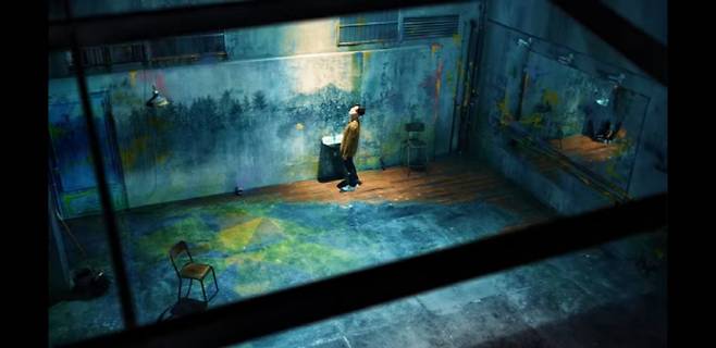 방탄소년단의 뮤직비디오 ‘Fake Love’에서 지민의 트라우마를 상징하는 풀꽃수목원 그림이 그려져 있다.