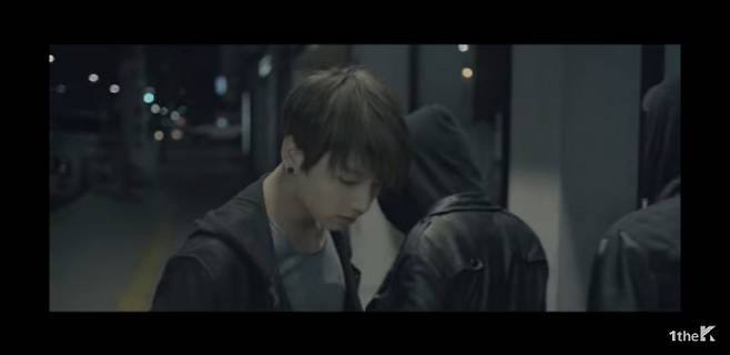 갈 곳 없이 거리를 배회하는 정국. (사진=I need you 뮤직비디오 장면 캡쳐)
