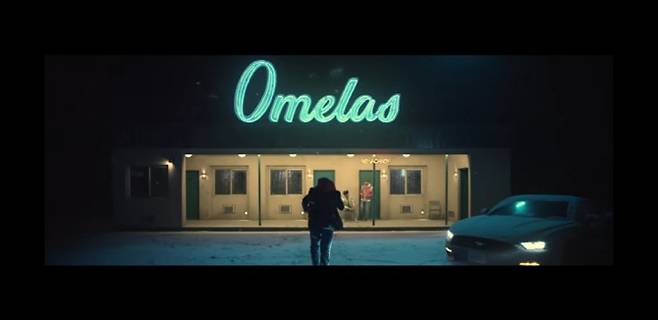 방탄소년단의 ‘봄날’ 뮤직비디오에서는 ‘오멜라스’란 문구가 적힌 집에 멤버들이 하나둘씩 들어가는 장면이 나오는 등 문학서 ‘오멜라스를 떠나는 사람들’을 오마주한 장면들이 적지 않게 등장한다.