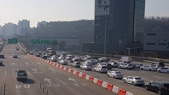 4월 3일 오전 8시 출근시간대 판교TG를 지나 판교테크노밸리로 향하는 차량 행렬(오른쪽 차선). 분당으로 가는 길(왼쪽 차선)은 비어 있는 반면 판교로 가는 도로는 하이패스 차로를 지나 신호등까지 길게 늘어서 있다. 박민제 기자 letmein@joongang.co.kr