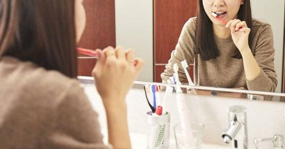 평소 소금으로 양치하는 것을 습관화하면 치아건강에 아주 좋다. [중앙포토]