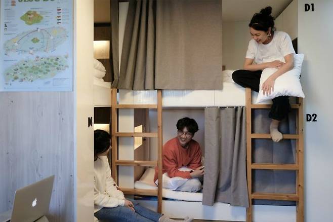 호스텔 베드라디오 동문점 도미토리 모습(사진=제주창조경제혁신센터 제공)