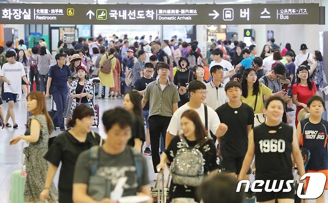 지난 여름 제주국제공항 도착 대합실의 관광객들.2018.7.30/뉴스1 © News1 DB