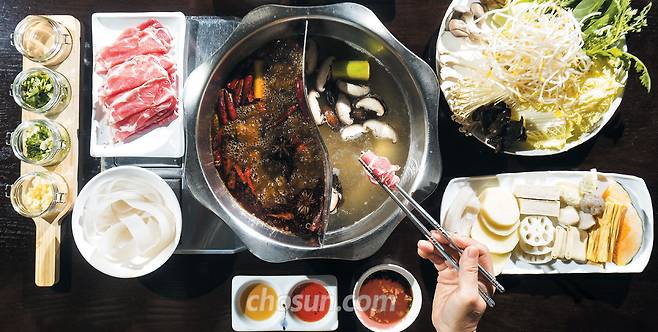 서울 종로구 마라샹궈의 훠궈. 한약재도 듬뿍 들어가 보양식이나 다름없다./이신영 영상미디어 기자