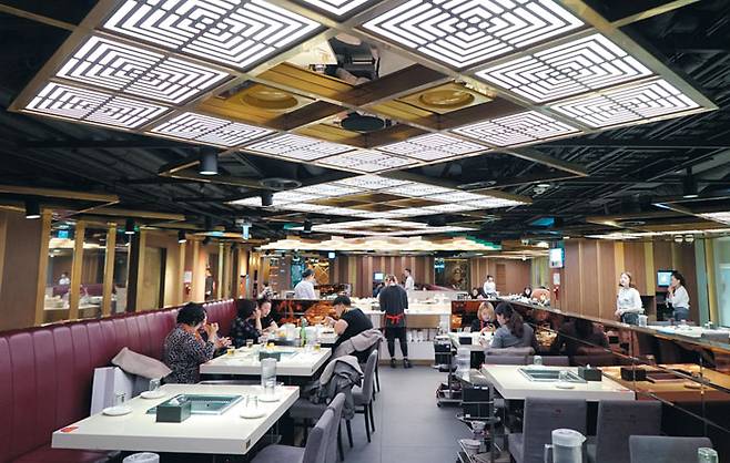 대중적인 훠궈 전문점 하이디라오 명동점 전경. 중국 안팎에 380개 이상 지점을 둔 대형 체인점이다./하이디라오 코리아