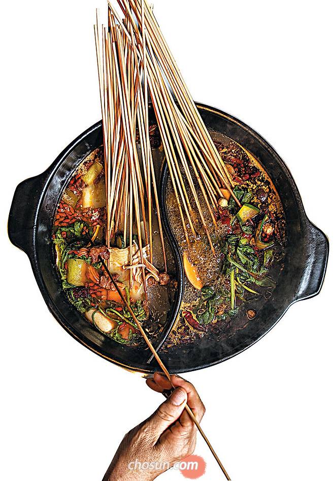 젊은 층에게 인기인 서울 광진구 얼땅쟈의 꼬치 훠궈. 한국서 일반적인 훠궈 재료들 외에도 중국에서 흔히 먹는 선지, 내장류 등 다양한 맛을 볼 수 있다./이신영 영상미디어 기자