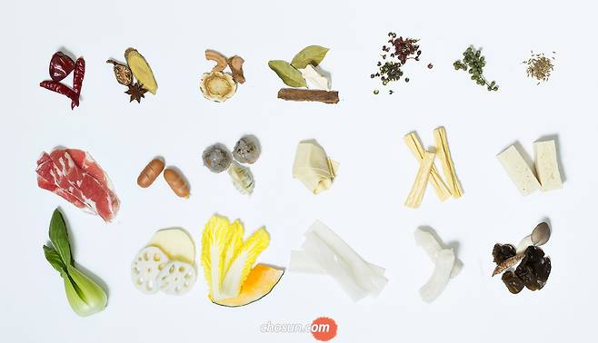 마라샹궈의 협조를 얻어 낯선 훠궈 재료들을 한 눈에 볼 수 있도록 배열했다. 마라탕과 마라샹궈에도 공통적으로 사용되는 재료들이다. 위 왼쪽부터 순서대로 등홍고추와 초고추, 초과와 감초와 팔각, 고강량과 백지, 월계수잎과 산약, 계피, 청 화자오와 홍 화자오, 생 화자오, 즈란. 둘째 줄은 훠궈에 들어가는 단백질 재료들. 왼쪽부터 차례대로 양고기, 소시지, 새우완자, 만두, 피두부, 푸주腐竹, 얼린 두부. 현지에서는 선지나 내장류뿐 아니라 뇌, 혀, 발 등 더 다양한 단백질 재료를 먹는다. 아래는 채소류와 탄수화물 재료. 왼쪽부터 청경채, 감자와 연근, 배추와 단호박, 콴펀, 펀하오즈, 목이버섯, 표고버섯과 느타리 버섯. / 사진=이신영·김종연 기자