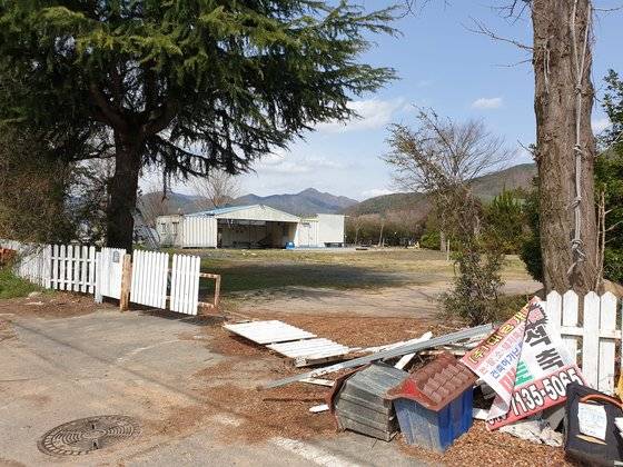 지난달 경남 김해 도요창작스튜디오. 출입금지 테이프가 붙어 있거나 문이 부서져 있다. [위성욱 기자]