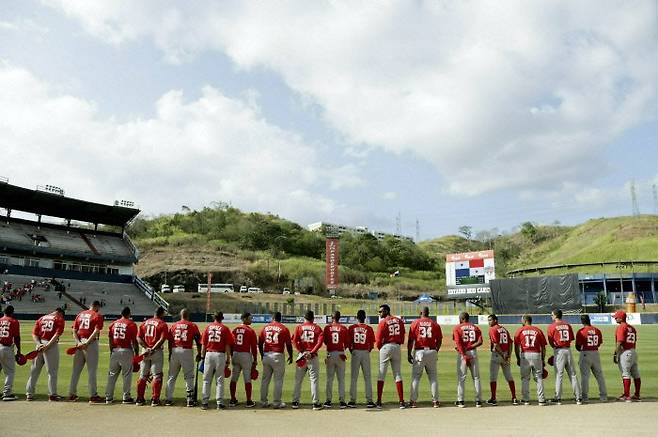 쿠바 야구선수들이 지난 2월 파나마에서 열린 카리브 시리즈 야구선수권대회에서 국민의례를 하고 있다. 파나마시티|AP연합뉴스