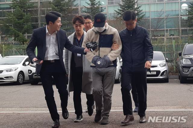 【수원=뉴시스】 조성필 기자 = 지난 8일 마약류 관리에 관한 법률 위반 혐의로 체포된 방송인 하일(미국명 로버트 할리)씨가 9일 오전 경기남부지방경찰청에 조사를 받기 위해 압송되는 모습. 2019.04.09 gatozz@hanmail.net