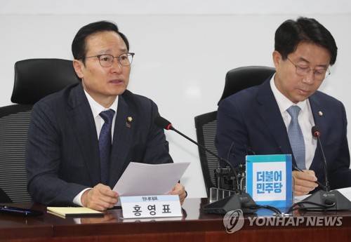 당·정·청 협의에서 발언하는 홍영표 원내대표 (서울=연합뉴스) 김현태 기자 = 9일 오전 국회 의원회관에서 고교 무상교육 시행 방안을 논의하기 위해 열린 당·정·청 협의에서 더불어민주당 홍영표 원내대표가 발언하고 있다.  mtkht@yna.co.kr