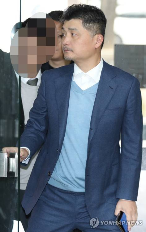 김범수 카카오 의장, 계열사 미신고 첫 정식재판 출석 (서울=연합뉴스) 김도훈 기자 = 당국에 계열사 현황을 제대로 신고하지 않은 혐의로 기소된 김범수 카카오 의장이 26일 오전 서울 서초구 서울중앙지법에서 열린 첫 공판에 출석하고 있다.      김 의장은 2016년 상호출자제한 기업집단(대기업)에 지정되는 과정에서 계열사 5곳을 누락 신고한 혐의로 2018년 12월 법원으로부터 벌금 1억원의 약식명령을 받았으나 이에 불복해 정식 재판을 청구했다. 2019.3.26 superdoo82@yna.co.kr