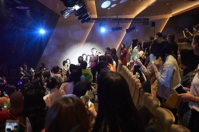 박정민 공연 도중 객석에 내려가 팬들과 가깝게 소통했다. (사진제공=트리플에스엔터테인먼트)