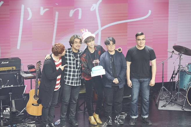 이날 미니콘서트는 그의 서른두 번째 생일 파티도 겸한 자리였다. 이날 연주를 맡은 밴드 멤버들과 함께 축하를 받는 박정민. (사진제공=트리플에스엔터테인먼트)