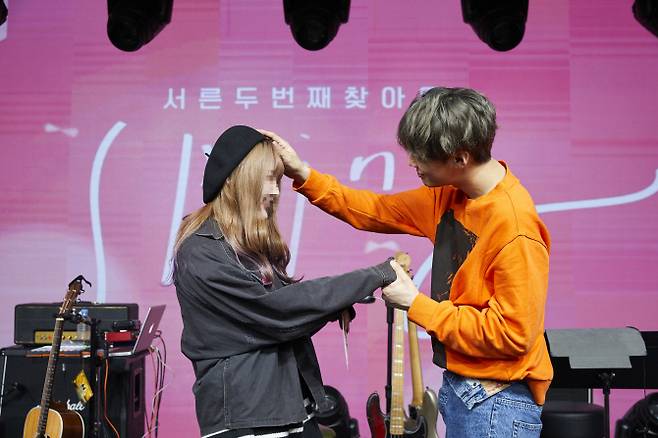 팬과 다정하게 인사하는 박정민 (사진제공=트리플에스엔터테인먼트)